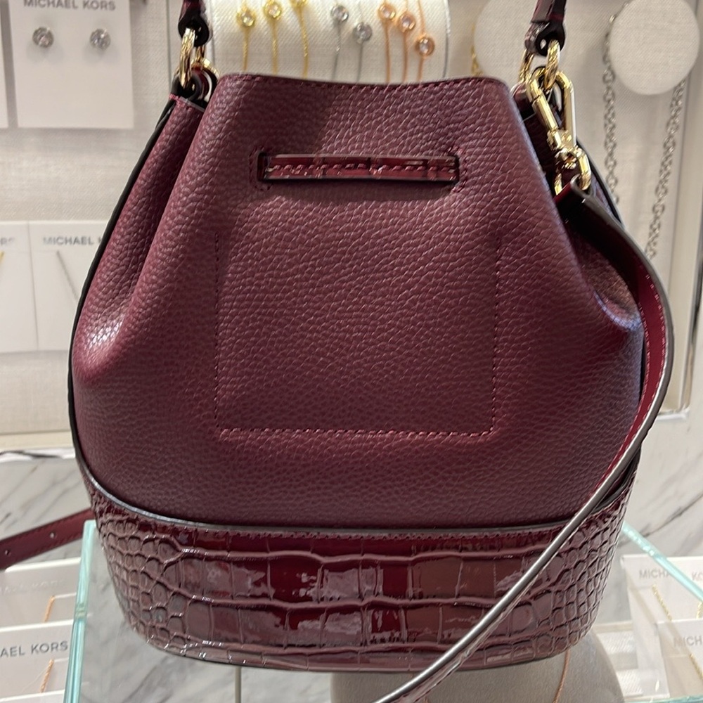 MICHAEL KORS 
Reed Medium Pebbled Leather Belted Bucket Messenger Satchel Crossb - Picture 9 of 16